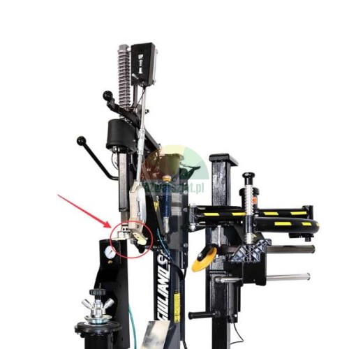 Giuliano mounting foot cover for leverless tire changers