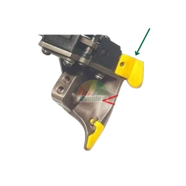 Tire changer mounting head with a yellow protective insert, green arrow pointing at the part.