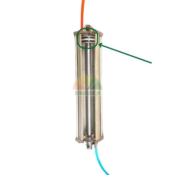 Cross-section of a pneumatic cylinder showing the piston highlighted with a green circle and arrow.