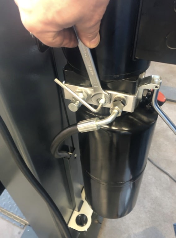 Turning the Allen key to the right decreases, to the left increases lowering speed.